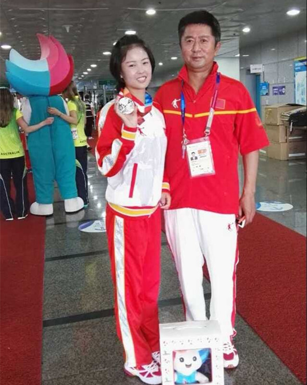 杨家玉(左一)