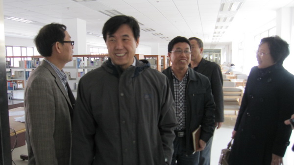 詹福瑞教授应邀参观beat365官网图书馆